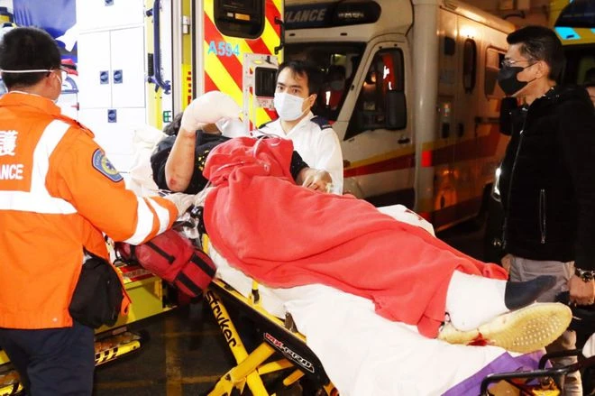 33歲香港富商被當街砍傷！背部與手腳大量出血，女友是網紅張欣欣