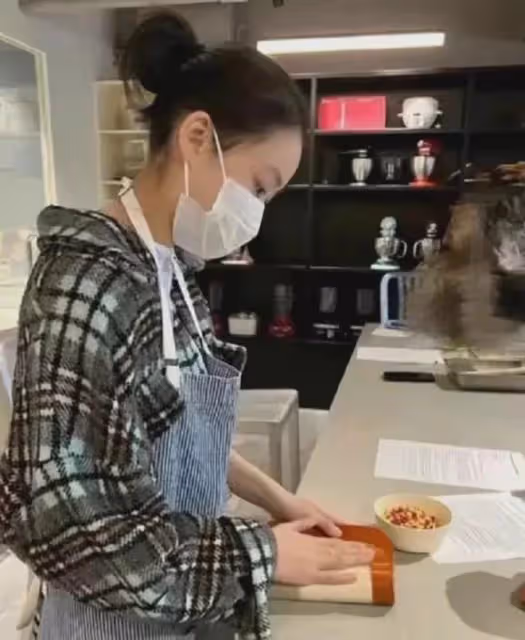呂麗君住宿條件寒酸,劉秀盈給劉鑾雄做甜品,要跟別人共用場地