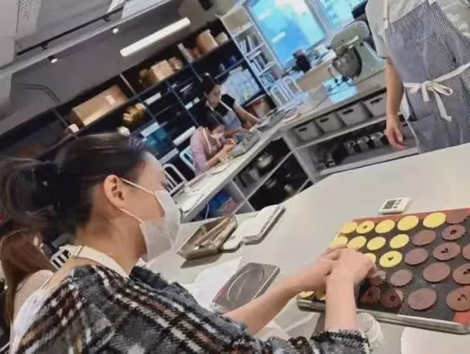 呂麗君住宿條件寒酸,劉秀盈給劉鑾雄做甜品,要跟別人共用場地