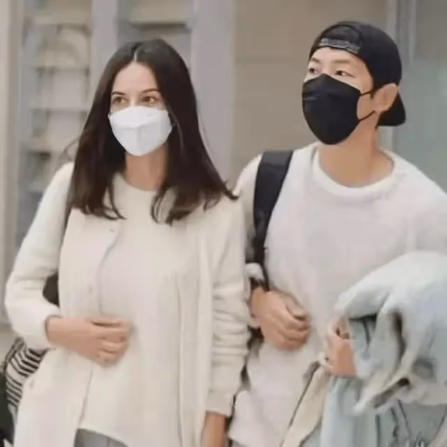 宋仲基夫婦現身!凱蒂挺孕肚抱小狗 戴鑽戒超吸睛