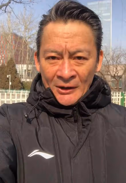 景崗山回應嗜酒惡評,滿臉通紅眼睛布滿血絲,滿頭白髮撞臉劉德華