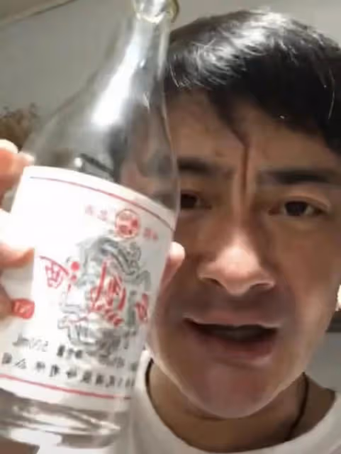 景崗山回應嗜酒惡評,滿臉通紅眼睛布滿血絲,滿頭白髮撞臉劉德華