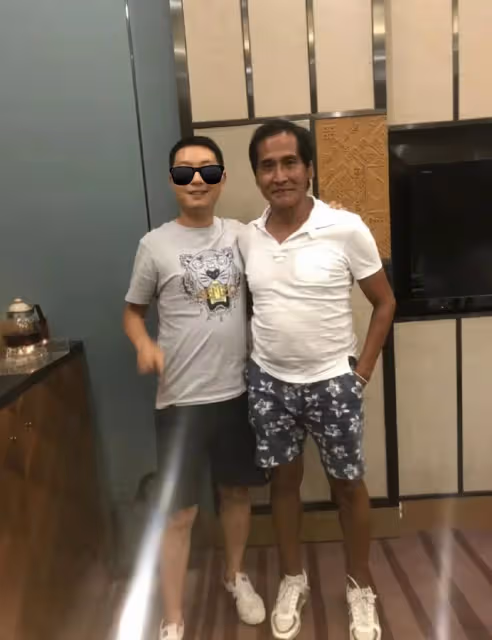 63歲齊秦定居雲南別墅區!參加酒局抽平價煙,禿頭大肚腩皮膚黝黑