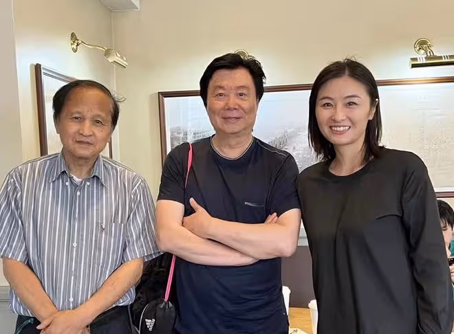 著名主持人葉惠賢現身澳洲!76歲頭髮濃密,穿短袖精神奕奕狀態好