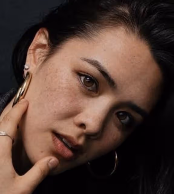 鍾麗緹25歲大女兒曬性感寫真,滿臉雀斑太真實,身材豐腴超自信