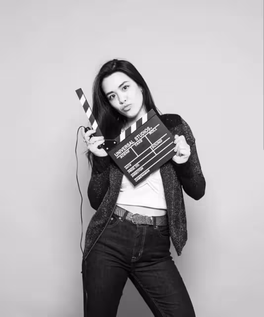 鍾麗緹25歲大女兒曬性感寫真,滿臉雀斑太真實,身材豐腴超自信