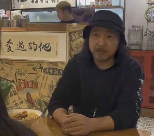 TVB前知名男星在內地開茶餐廳!親自搬貨沖奶茶,毫無明星架子