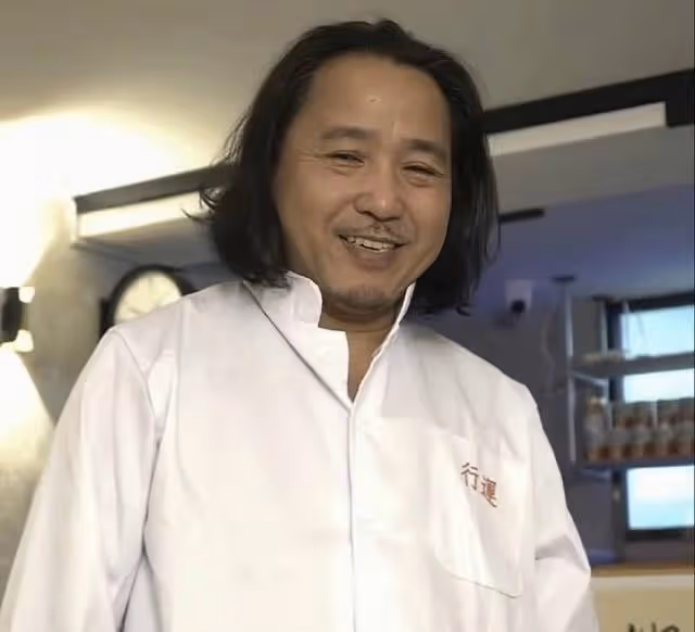 TVB前知名男星在內地開茶餐廳!親自搬貨沖奶茶,毫無明星架子