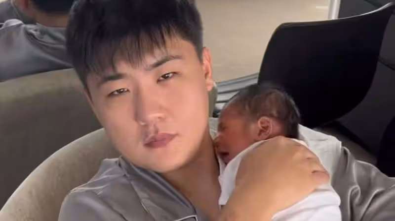 閆學晶兒子當新手爸爸很稱職，給未滿月兒子拍嗝哄睡，累卻幸福著