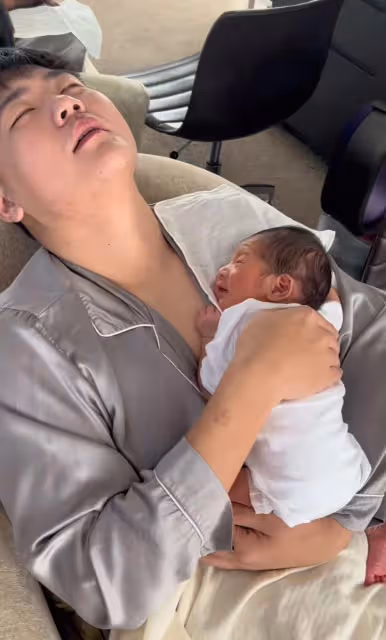 閆學晶兒子當新手爸爸很稱職,給未滿月兒子拍嗝哄睡,累卻幸福著