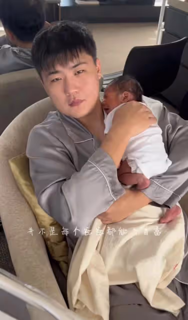 閆學晶兒子當新手爸爸很稱職,給未滿月兒子拍嗝哄睡,累卻幸福著