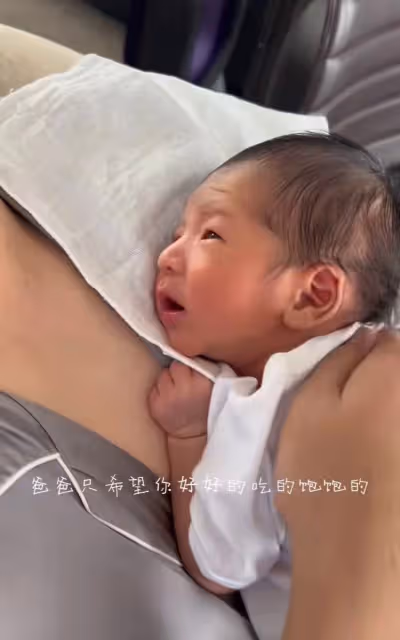 閆學晶兒子當新手爸爸很稱職,給未滿月兒子拍嗝哄睡,累卻幸福著