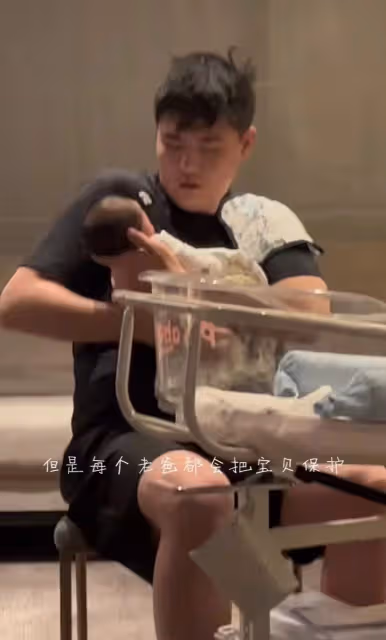 閆學晶兒子當新手爸爸很稱職,給未滿月兒子拍嗝哄睡,累卻幸福著