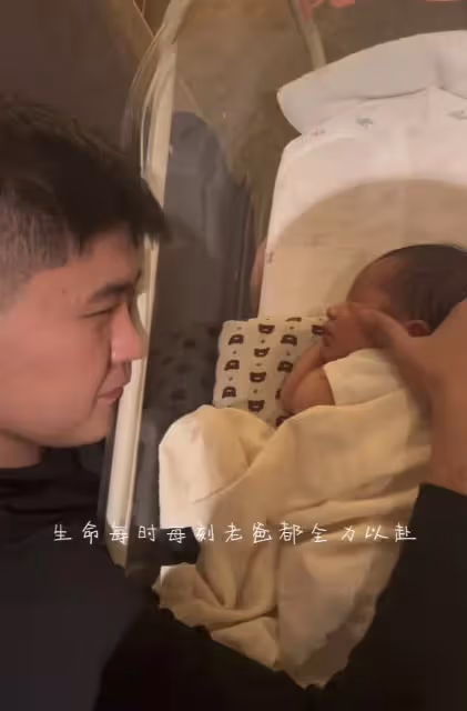 閆學晶兒子當新手爸爸很稱職,給未滿月兒子拍嗝哄睡,累卻幸福著