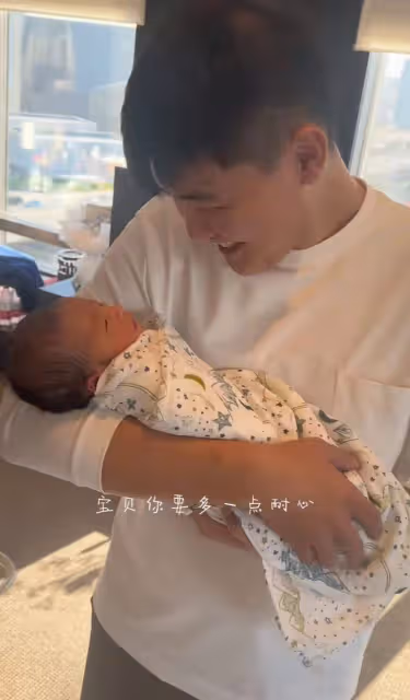 閆學晶兒子當新手爸爸很稱職，給未滿月兒子拍嗝哄睡，累卻幸福著