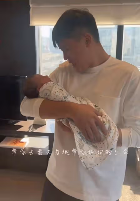 閆學晶兒子當新手爸爸很稱職，給未滿月兒子拍嗝哄睡，累卻幸福著