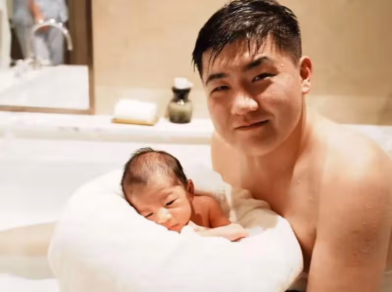 閆學晶兒子當新手爸爸很稱職，給未滿月兒子拍嗝哄睡，累卻幸福著