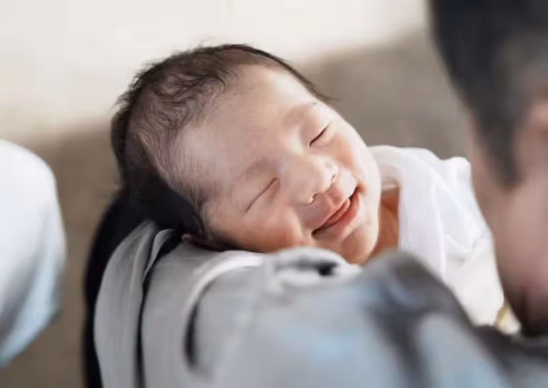 閆學晶兒子當新手爸爸很稱職，給未滿月兒子拍嗝哄睡，累卻幸福著