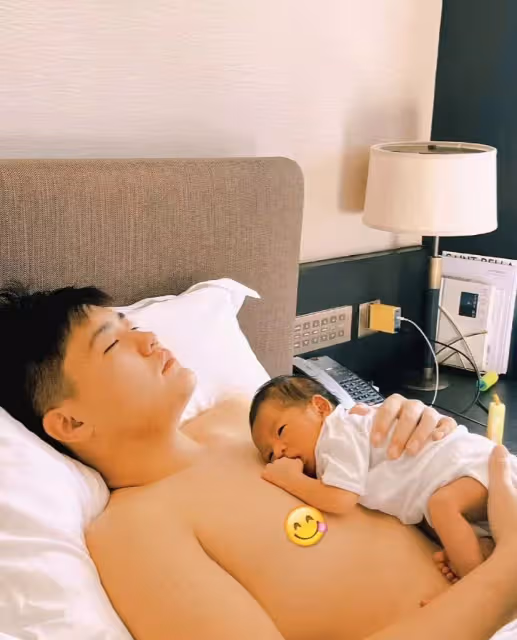 閆學晶兒子當新手爸爸很稱職，給未滿月兒子拍嗝哄睡，累卻幸福著