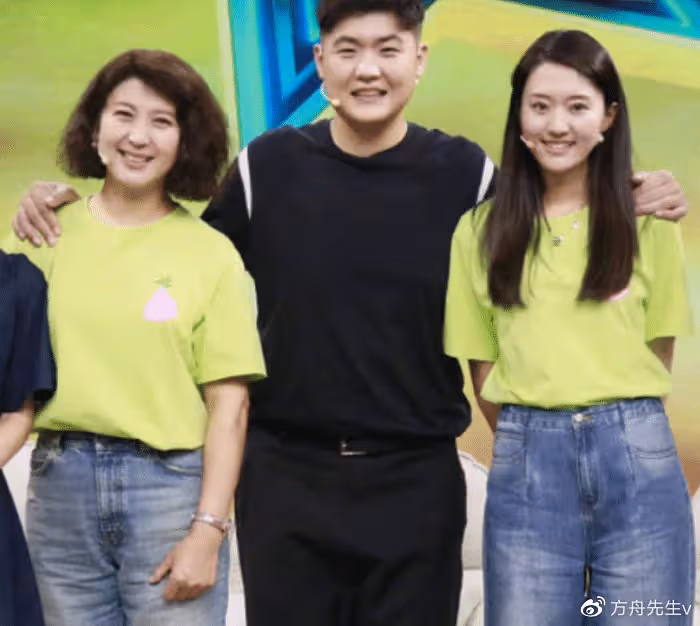 閆學晶兒子當新手爸爸很稱職，給未滿月兒子拍嗝哄睡，累卻幸福著