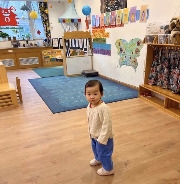 朱珠將送1歲女兒上幼兒園，小珠寶親自物色學校，神態呆萌像爸爸