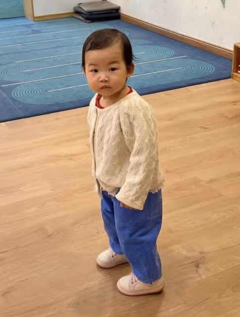 朱珠將送1歲女兒上幼兒園，小珠寶親自物色學校，神態呆萌像爸爸