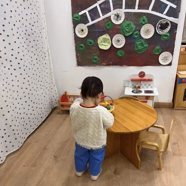 朱珠將送1歲女兒上幼兒園，小珠寶親自物色學校，神態呆萌像爸爸