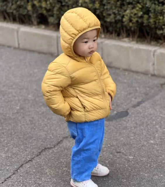朱珠將送1歲女兒上幼兒園，小珠寶親自物色學校，神態呆萌像爸爸