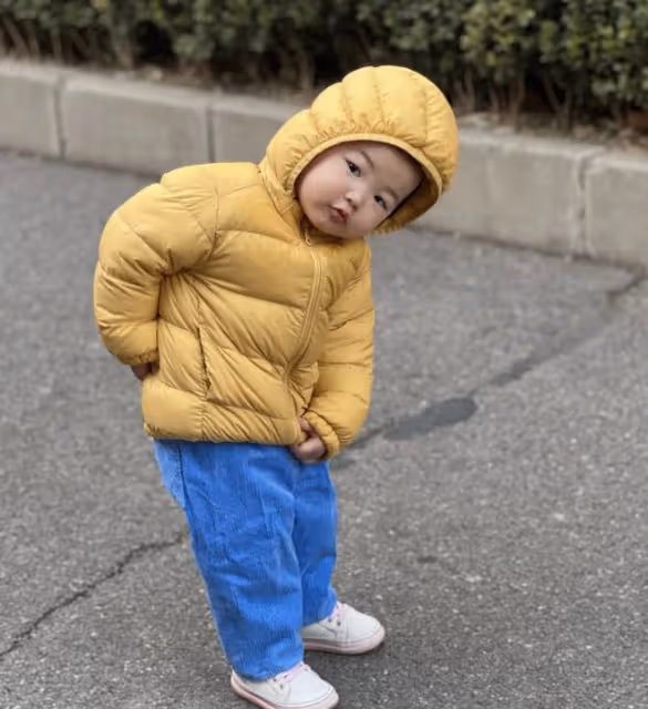 朱珠將送1歲女兒上幼兒園，小珠寶親自物色學校，神態呆萌像爸爸