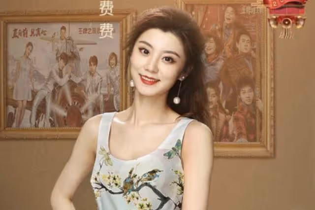 浙江台名嘴沈濤嬌妻疑懷孕，小腹微隆孕味十足，膚白貌美不輸女星