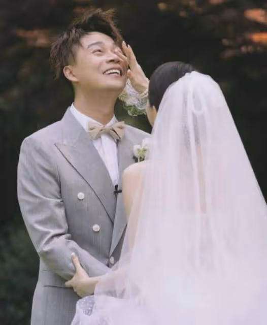 浙江台名嘴沈濤嬌妻疑懷孕，小腹微隆孕味十足，膚白貌美不輸女星