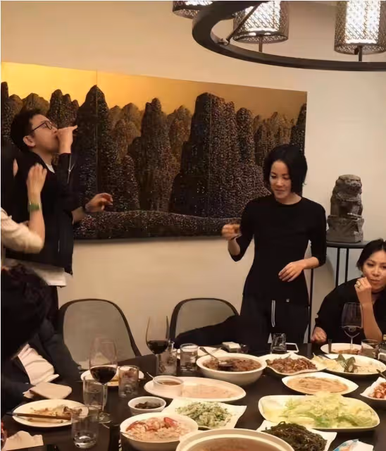 王菲和劉嘉玲在家喝酒，平凡瘦得像個農婦，沒那麼高不可攀