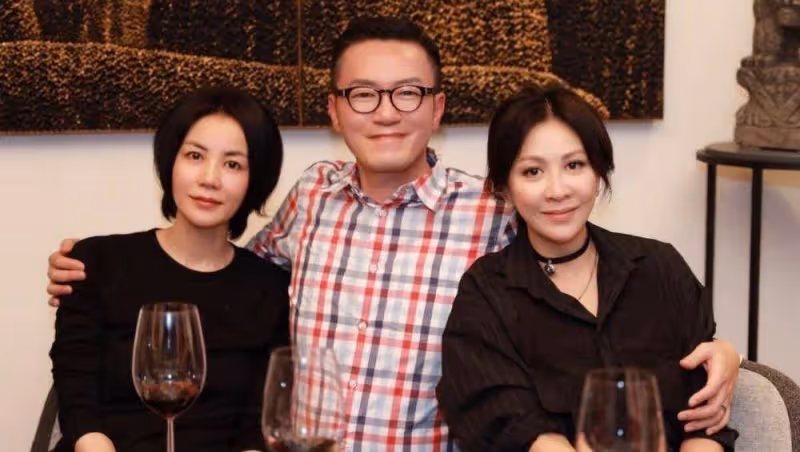 王菲和劉嘉玲在家喝酒，平凡瘦得像個農婦，沒那麼高不可攀