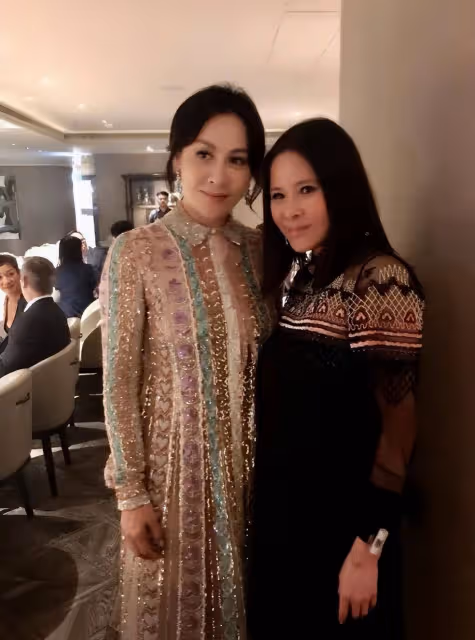 王菲和劉嘉玲在家喝酒，平凡瘦得像個農婦，沒那麼高不可攀
