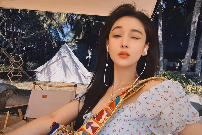 張馨予情人節官宣喜事！小腹微凸用手遮肚，何捷撫摸長發好溫柔