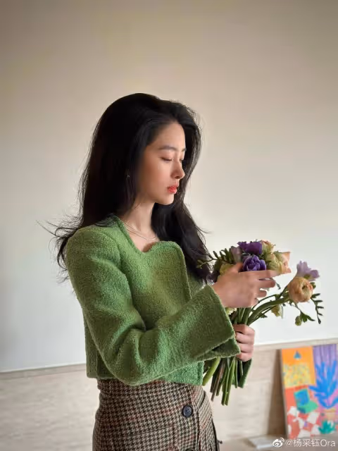 楊采鈺:情人節一個人在家呆著,笑得勉強閉口不談陳金飛