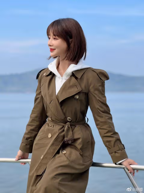 央視女主播胡蝶迎40歲生日,陸川親下廚燒魚,7歲兒子拿獎狀回報