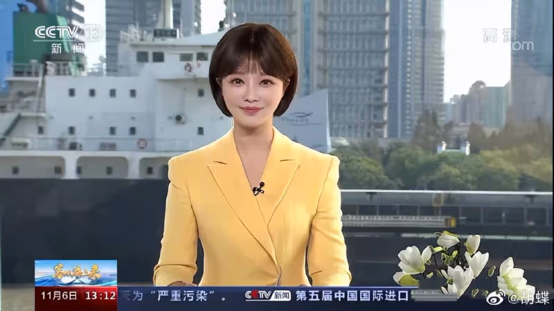 央視女主播胡蝶迎40歲生日,陸川親下廚燒魚,7歲兒子拿獎狀回報