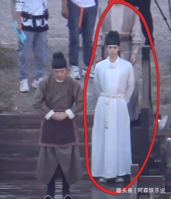 王一博《風起洛陽》路透照:額頭疑似「抹粉」白到發光