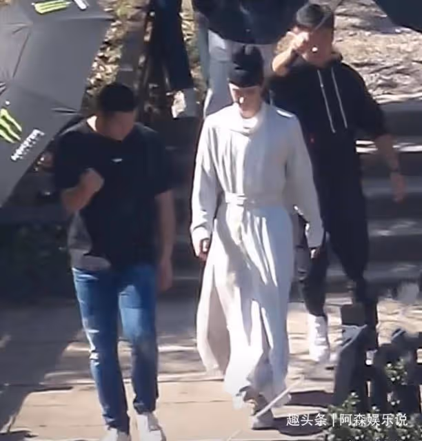王一博《風起洛陽》路透照:額頭疑似「抹粉」白到發光