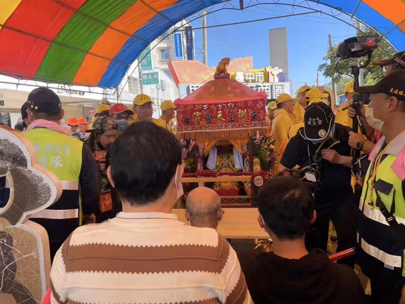 4度停駕兒童醫院!白沙屯媽祖「鑾轎狂撞醫院玻璃」有要事提點,院長一聽「立刻下跪接令」叩謝娘娘指示