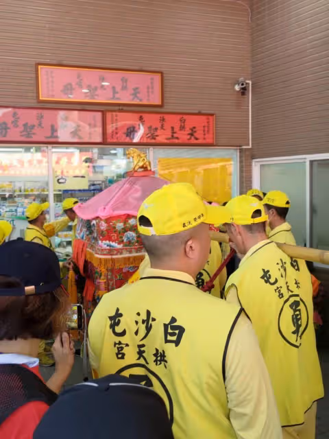 4度停駕兒童醫院!白沙屯媽祖「鑾轎狂撞醫院玻璃」有要事提點,院長一聽「立刻下跪接令」叩謝娘娘指示