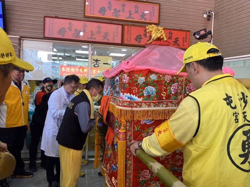 4度停駕兒童醫院!白沙屯媽祖「鑾轎狂撞醫院玻璃」有要事提點,院長一聽「立刻下跪接令」叩謝娘娘指示