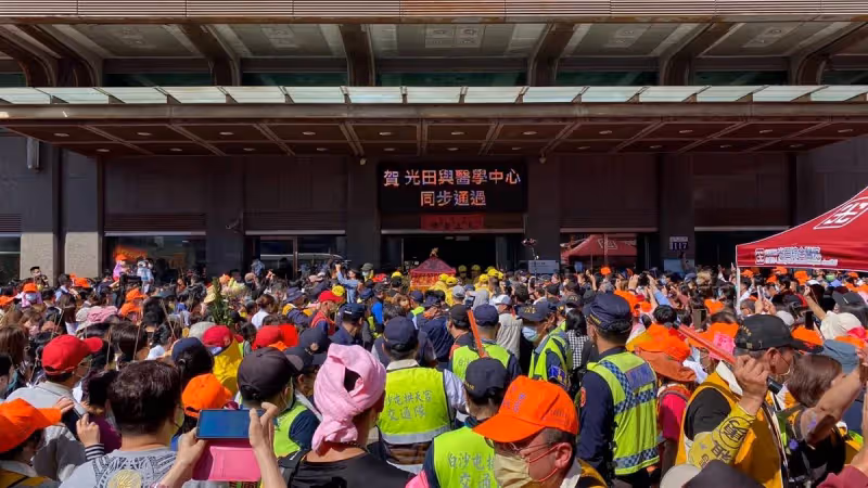 4度停駕兒童醫院!白沙屯媽祖「鑾轎狂撞醫院玻璃」有要事提點,院長一聽「立刻下跪接令」叩謝娘娘指示