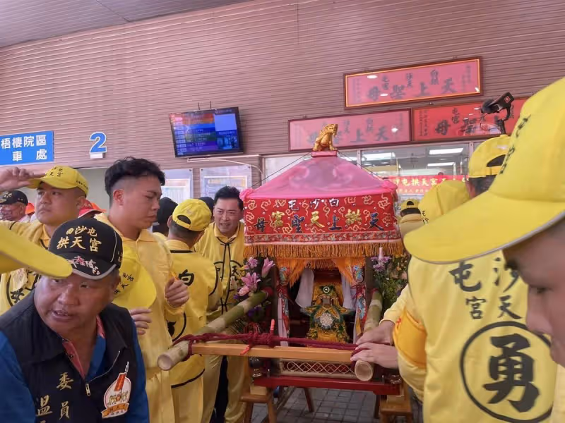 4度停駕兒童醫院!白沙屯媽祖「鑾轎狂撞醫院玻璃」有要事提點,院長一聽「立刻下跪接令」叩謝娘娘指示