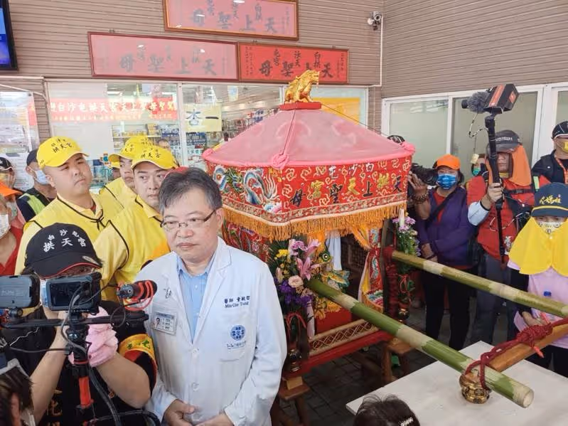 4度停駕兒童醫院!白沙屯媽祖「鑾轎狂撞醫院玻璃」有要事提點,院長一聽「立刻下跪接令」叩謝娘娘指示