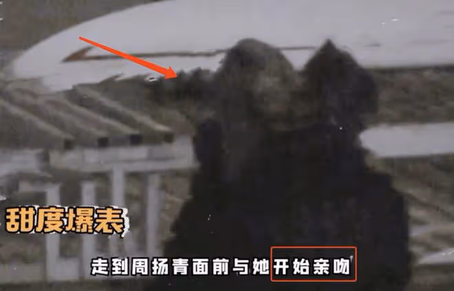 34歲周揚青曬婚紗照超驚艷,經紀人充當新郎單膝下跪,氛圍很曖昧