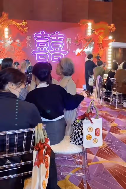 61歲葉倩文參加婚宴吃酒席,滿頭白髮顏值驚艷,打扮年輕氣質出眾