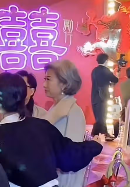 61歲葉倩文參加婚宴吃酒席,滿頭白髮顏值驚艷,打扮年輕氣質出眾