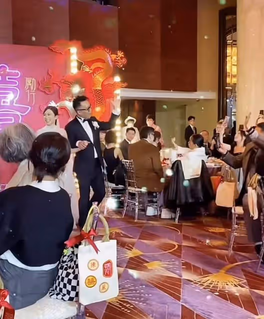 61歲葉倩文參加婚宴吃酒席,滿頭白髮顏值驚艷,打扮年輕氣質出眾